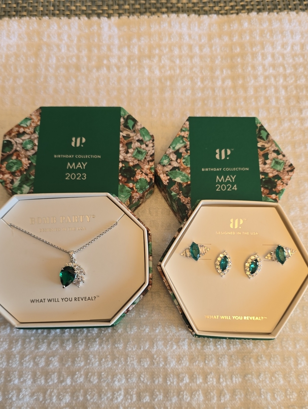 BP Emerald Green Pendant Necklace and Earring Set